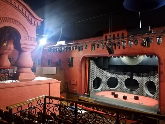 Геликон-Опера: царская ложа на крыльце и сцена на улице 1
