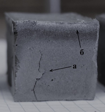 Рисунок 1. а. Растрескивание мелкозернистого бетона вследствие гигроскопичности компонентов добавки. б. Высаливание в порах на участке поверхностного слоя.