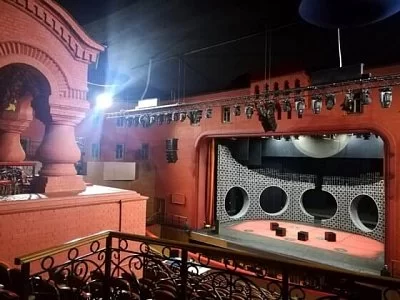 Геликон-Опера: царская ложа на крыльце и сцена на улице